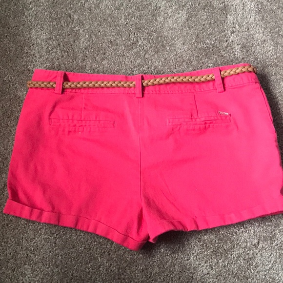 Ladies Guess Shorts with Belt - Picture 3 of 3